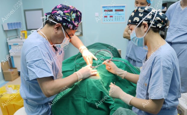 宁波艺星时代美容医院隆鼻手术操作中