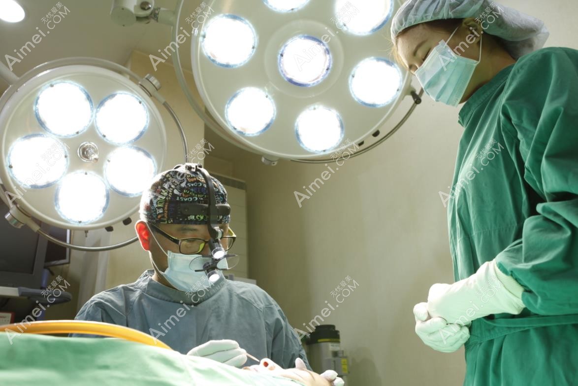 韩国格瑞丝噢爱美整形外科医院院长做鼻综合手术