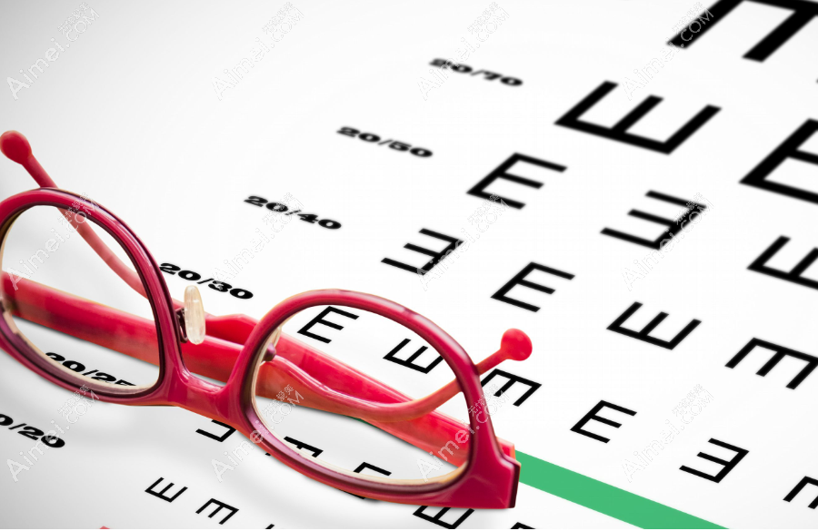 佩戴眼镜也可以让2000度近视的人拥有清晰的视觉