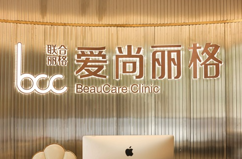 王衡健双眼皮修复价格表:简单修复2万元起(宽/窄/不对称),复杂肉条修复4万元起(筋膜GPS术)