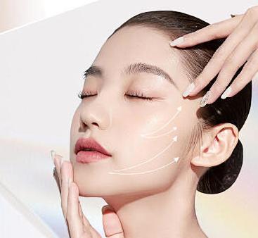 赵军舰医生做面部脂肪精雕的价格是多少?苹果肌1.8万,太阳穴1.3-1.8万元,面颊2万塑造妈生少女感